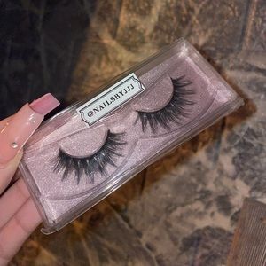 Mega Wispy False Lashes